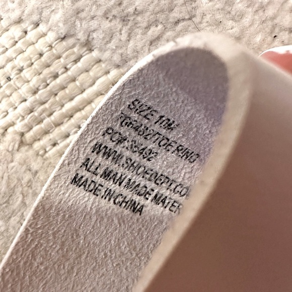 White Sandals Palms The Shoe Dept - Picture 3 of 3